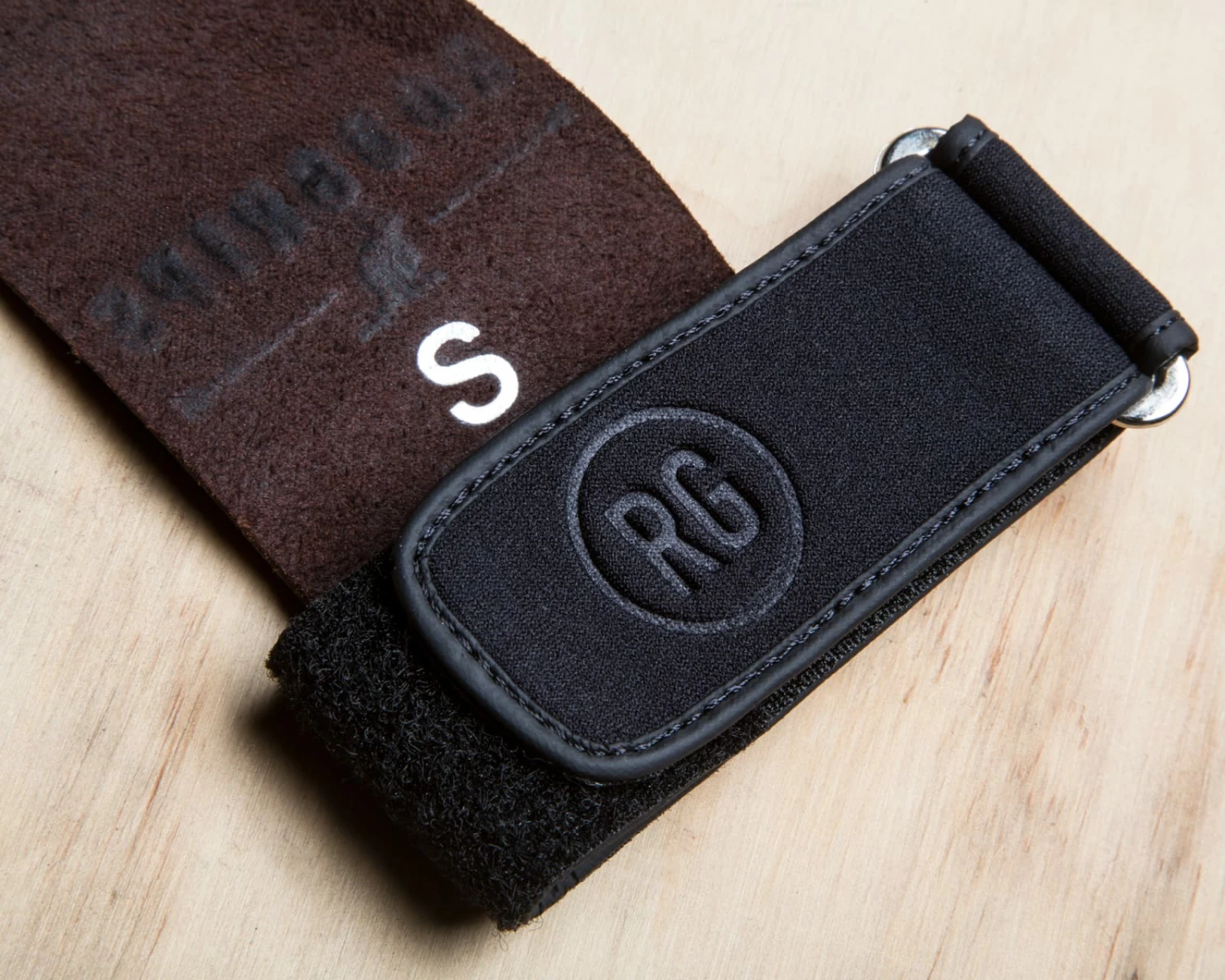 RooGrips 2 Hole Hand Grips RooGrips 2 Hole Hand Grips -Rogue Fitness Shop KG0001 WEB1 frr6kq